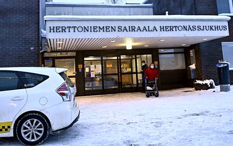 Loppiaisena Helsingissä voimaan astunut sairaaloiden sisävierailukielto päättyi. Kuvassa taksi Herttoniemen sairaalan edustalla tammikuun alussa. 