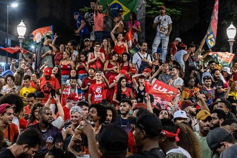 Luiz Inácio Lula da Silvan kannattajat juhlimassa vaalivoittoa. 