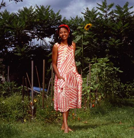 Karibialais-yhdysvaltalainen kirjailija Jamaica Kincaid kuvattuna Vermontin kotinsa nurmikolla 1990-luvulla. 