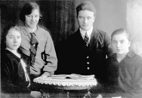 Arndt Pekurinen serkkujensa kanssa vuonna 1927.