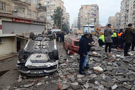 Turkin Diyarbakirissa etsittiin eloonjääneitä maanjäristyksen aiheuttamista raunioista.