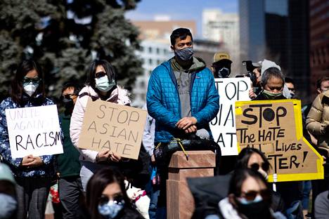 Mielenosoittajat vastustivat aasialaisia vastaan tehtyjä viharikoksia Denverissä lauantaina.