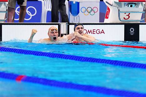 Matti Mattsson juhli pronssia ja Hollannin Arno Kammniga (oik.) 200 metrin rintauinnissa Tokion olympiakisoissa viime kesänä.