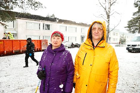 Tuulikki Alakulppi (vas.) ja Kirsi-Maria Pääkkö asuvat tulipalossa vaurioituneen rivitalon naapurustossa Helsingin Ala-Malmilla.