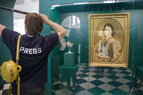 Pietari Suuren Euroopan-matkoista kertovan näyttelyn tiedotustilaisuus houkutteli Valtion historialliseen museoon paljon mediaa.