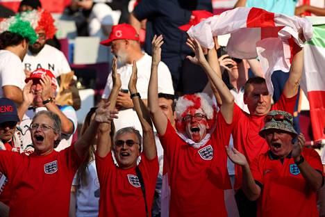 Englannin jalkapallomaajoukkueen kannattajia Qatarissa katsomossa Iran-ottelussa maanantaina.