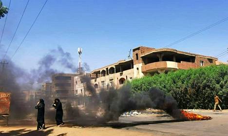 Mielenosoittajat polttivat autonrenkaita Sudanin pääkaupungissa Khartumissa sunnuntaina. Sudanin ammattiliittojen yhteisrintama (SPA) on kehottanut ihmisiä kansalaistottelemattomuuteen.