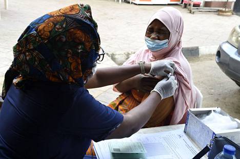 Naiselle annettiin koronavirusrokote moskeijassa Ikejassa, Nigeriassa 26. marraskuuta. Maa on yrittänyt vauhdittaa koronarokotuksia uskonnollisten johtajien, kirkkojen ja moskeijoiden avulla.