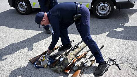 Poliisille luovutettuja aseita Itä-Uudenmaan poliisilaitoksen asekeräyksessä Vantaalla lauantaina.