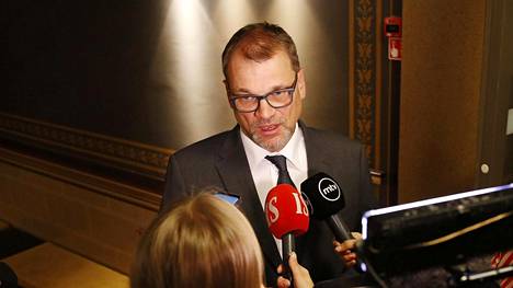 Pääministeri Juha Sipilä kertoi keskusteluista Oulun kaupungin johdon kanssa tiedotustilaisuudessa lauantai-iltana.