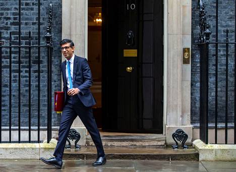 Britannian pääministeri Rishi Sunak poistuu pääministerin virka-asunnolta Lontoossa 22. helmikuuta.