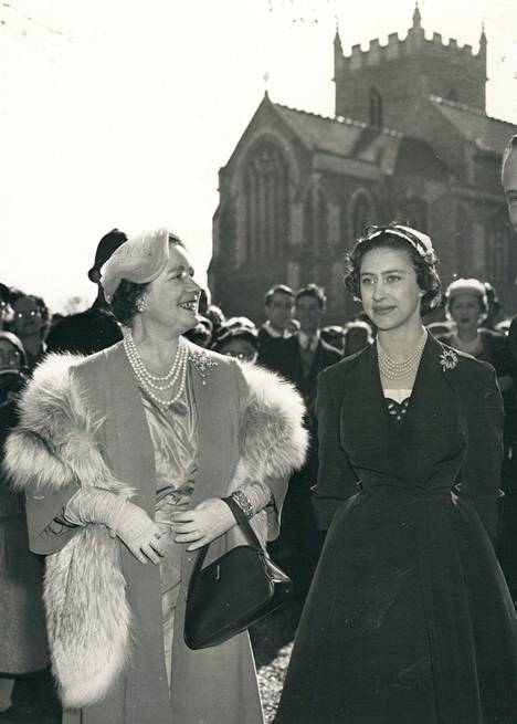 Kuningataräiti ja prinsessa Margaret Lady Anne Coken ja Colin Tennantin häissä keväällä 1956.