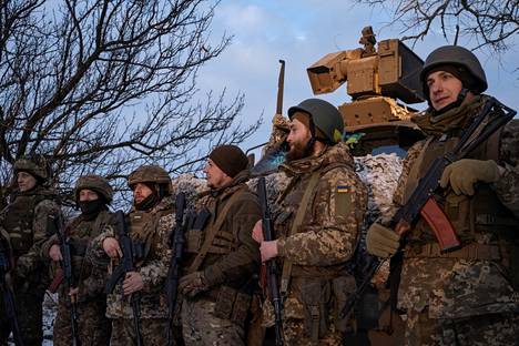 Ukrainan asevoimien 80. ilmahyökkäysprikaatin sotilaita ​​lähellä Bahmutia helmikuussa.