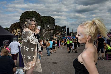 Weekend-festivaalia juhlittiin kesällä 2019 Helsingin Suvilahdessa. Kuvassa Elise Varik ja Laura Miettinen.