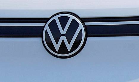 Saksalainen autojätti Volkswagen aikoo vaatia kahdelta entiseltä johtajaltaan vahingonkorvauksia dieselgaten nimellä tunnetusta päästöhuijausskandaalista.