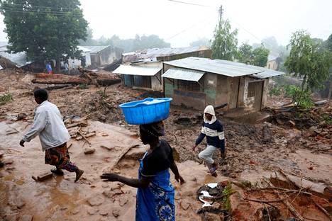 Ihmisiä kävelemässä Freddy-syklonin tuhojen keskellä Blantyren kaupungissa Malawissa perjantaina.