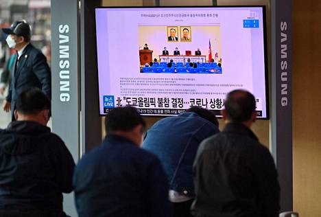 Ihmiset katsoivat Etelä-Korean pääkaupungin Soulin rautatieasemalla televisionäytöltä Pohjois-Korean päätöstä jäädä pois Tokion olympialaisista.