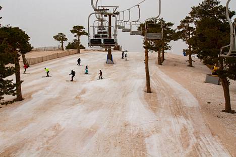Espanjalaisessa Navacerradan laskettelukeskuksessa Saharan hiekkapöly värjäsi rinteet oransseiksi keskiviikkona 16. maaliskuuta.