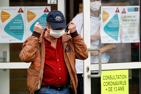 Ranskalaismies pukee hengityssuojainta sairaalan edustalla Vannesissa tiistaina. Ranskassa kasvojen peittäminen julkisella paikalla on sallittua vain terveysperusteella.