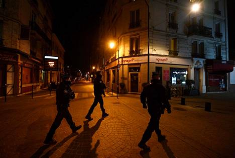 Poliisi partioi sunnuntain kadulla Colombesissa, Pariisin lähellä.