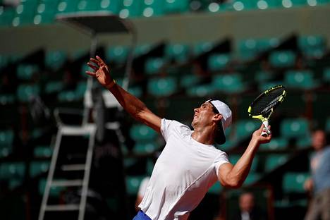 Rafael Nadal harjoitteli perjantaina Pariisissa Roland Garrosin kentillä.