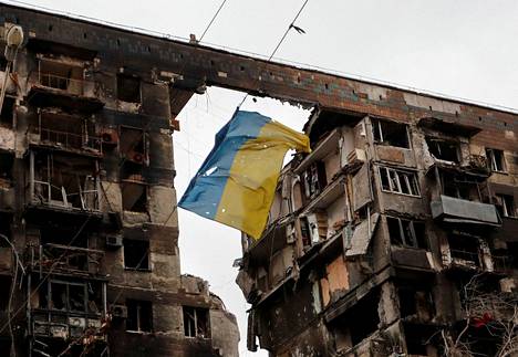 Ukrainan lippu liehui torstaina Mariupolin pommitetuissa raunioissa.