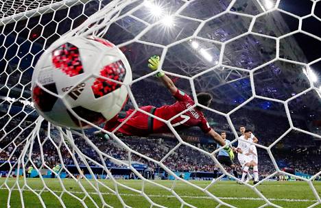 Leikkaajien rakentamilla koostevideoilla nähdään hätkähdyttäviä pelihetkiä ja kuullaan hienoja popkappaleita. Kuvassa Portugalin ensimmäinen maali taannoisessa Uruguay–Portugali-ottelussa.