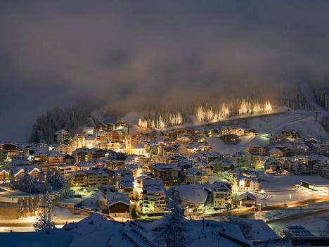 Tiroli tunnetaan hiihtoturismistaan. Kuva on Ischglin kaupungista joulukuulta.
