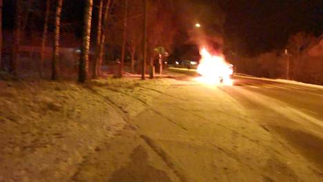 Auto suistu penkkaan, törmäsi puuhun ja syttyi tuleen Vantaalla