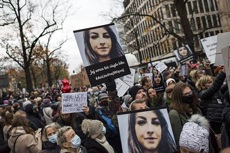 Tuhansia ihmisiä kokoontui lauantaina Varsovaan vastustamaan tiukkoja aborttilakeja. Mielenosoittajien mukaan 30-vuotiaan Izabelan kuolema raskausvuoteelle johtuu aborttilain tiukennuksesta.