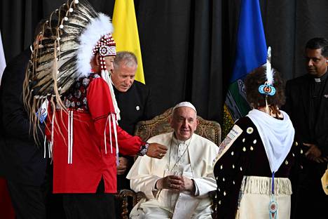Paavi Franciscus puhui alkuperäiskansojen edustajien kanssa tervetuliaisseremoniassa Edmontonin lentokentällä sunnuntaina.