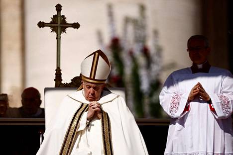 Paavi Franciscus johtaa pääsiäissunnuntain messua Vatikaanissa.