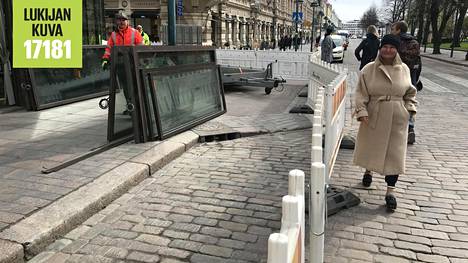 Assi Koivisto ajautui jalkakäytävältä autojen sekaan Helsingin keskustassa – Nappasi kuvan hämmennystä aiheuttavasta liikennejärjestelystä
