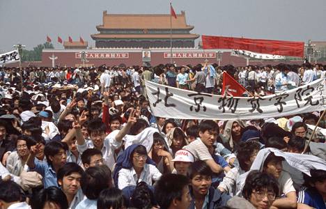 Tiananmenin protestiliike oli vielä voimissaan 19. toukokuuta 1989. Armeija hyökkäsi mielenosoittajien kimppuun illalla 3. kesäkuuta.