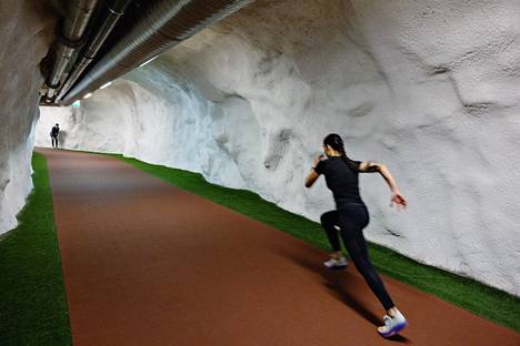 Tonja Kuusela harjoitteli ylämäessä, joka vie tunnelin Eläintarhan kentän suuaukolle.