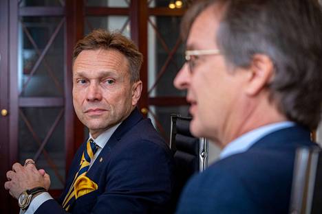OP-ryhmän pääjohtaja Timo Ritakallio (vas.) ja Nordean maajohtaja Ari Kaperi ovat tyytymättömiä EU:n tuoreeseen esitykseen pankkien vakavaraisuuden vahvistamisesta.