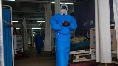 Ugandalainen terveydenhuoltohenkilökunnan jäsen hoiti ebolaan sairastuneita syyskuussa suojavarusteisiin pukeutuneena.
