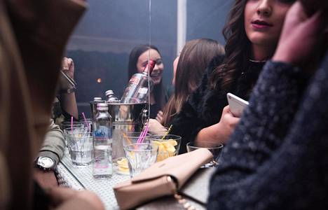Simona juhli ystävineen 15-vuotissyntymäpäiviään Inbox cafe -yökerhossa Velesissä. Teinit sijoittavat valeuutistienestejään kalliisiin juomiin, hyviin savukkeisiin ja älypuhelimiin.