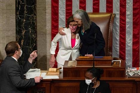 Yhdysvaltain edustajainhuoneen varapuhemies Katherine Clark halasi puhemies Nancy Pelosia sen jälkeen, kun edustajainhuoneen demokraatit olivat hyväksyneet Build Back Better Act -lakipaketin.