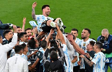 Argentiinan pelaajat heittivät Lionel Messiä ilmaan voittoisan ottelun jälkeen.