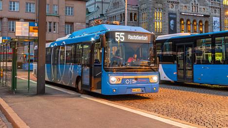 ”Kuljettaja havaitsi liikennevaloissa, että ohjaus ei toimi” – Sähköbussin ohjaustanko petti Helsingissä, valmistaja vetää autoja liikenteestä