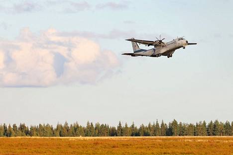 Suomi lähetti viime vuoden elokuussa apua Kabulin lentokentän evakuointioperaatioon. Kuvassa Ilmavoimien Casa lähtee avustuslennolle.