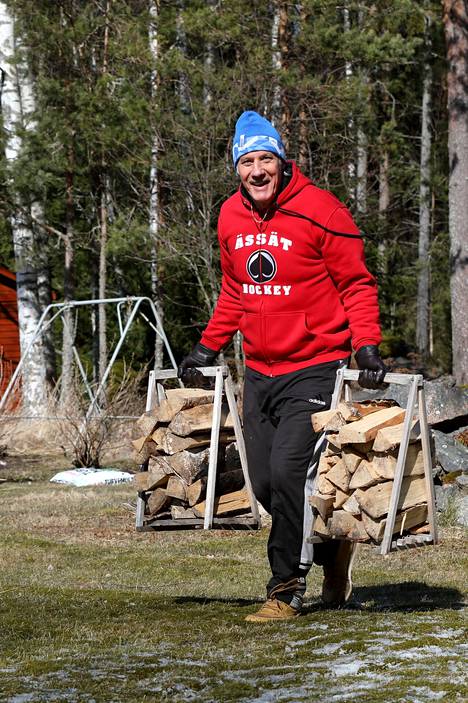 Veli-Pekka Ketola kuntoilee juoksemalla klapeja rantasaunalle Luvian Lemlahdessa.