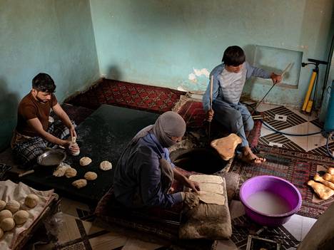 Leipuri Samim Samimi (keskellä) leipoo leipää leipomossa Kabulissa. Taloustilanteen vuoksi leipien kokoa on pienennetty ja työntekijöiden palkat puolitettu. 