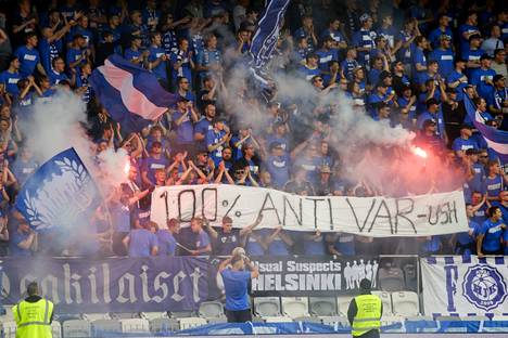 HJK's supporters presented a statement against the VAR video review system.