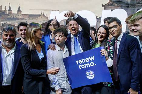 Entinen pääministeri Matteo Renzi (kesk.) kampanjoi johtamansa Italia Viva -puolueen tilaisuudessa Roomassa.