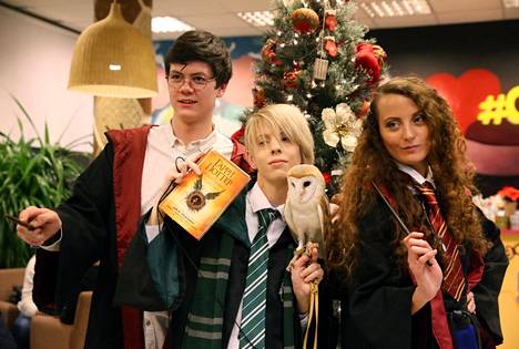 Moskovalaisfanit poseerasivat Harry Potter ja kirottu lapsi -kirjan julkistamistilaisuudessa joulukuussa.