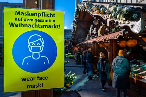 Berliinissä ihmisiä kehotetaan käyttämään kasvomaskia joulutorilla maanantaina 22. marraskuuta. Osa Saksan perinteisistä joulutoreista on peruttu maan heikentyneen koronatilanteen vuoksi. 