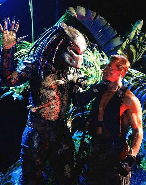 Kevin Peter Hall näytteli nimihahmoa ensimmäisessä Predatorissa (1987), Arnold Schwarzenegger oli elokuvan sankari.