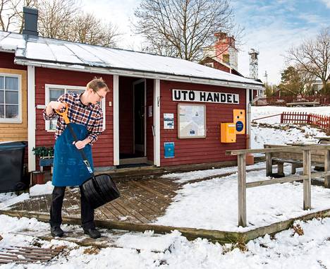 Vähälumisella Utön saarella ulkosaaristossa oli torstaina kolme senttiä lunta. Utö Handelin myymälänhoitaja Tommi Matikka lapioi ohutta lumikerrosta pois kaupan terassilta torstaiaamuna.